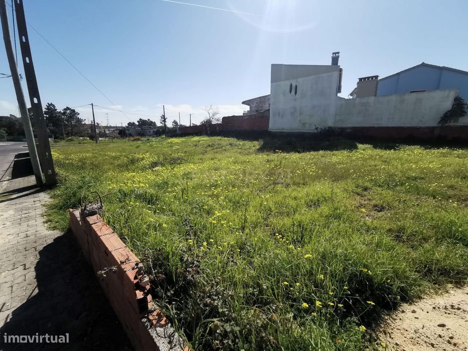 Terreno 300 M2 -  Viabilidade de Construção - Qtª da Queimada