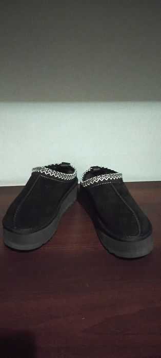 Kapcie UGG Tazz – Czarny Zamsz (Platforma)