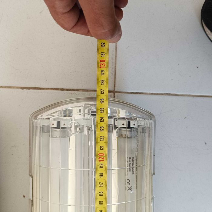 Estrutura com lâmpadas fluorescentes, estanque,