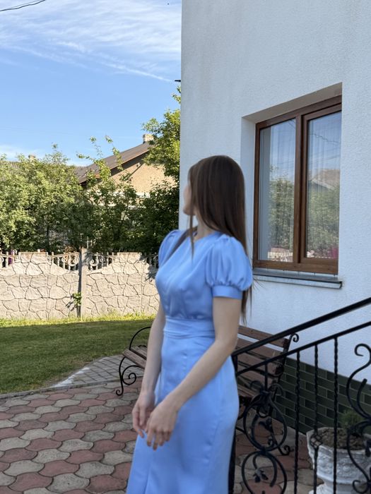 Атласна блакитна сукня
