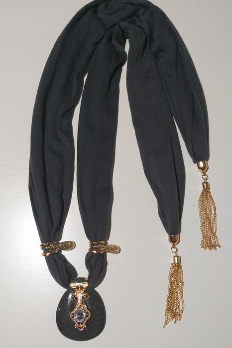 Colar/echarpe com pendente em resina natural e com Strass