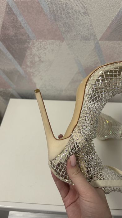 Туфлі на підборах зі стразами