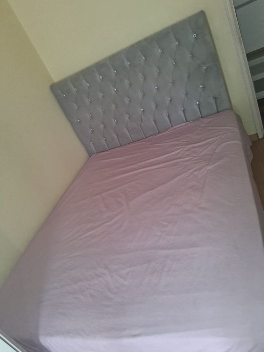 Cama de casal estofada com arrumação