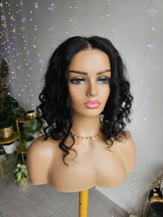 Peruka premium z włosów naturalnych rozmyta linia czoła loki Dorota