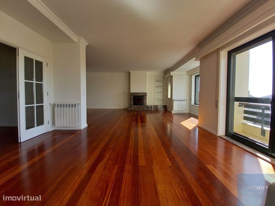 Apartamento T4 + 1 na Rua Oliveira Monteiro