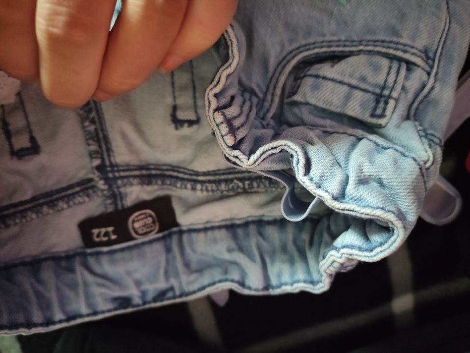 Spodenki jeansowe w wisienki