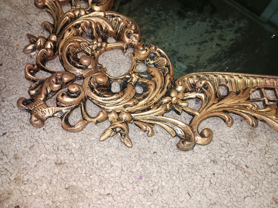 Esplêndido espelho de parede em bronze maciço polido, adornado ao esti