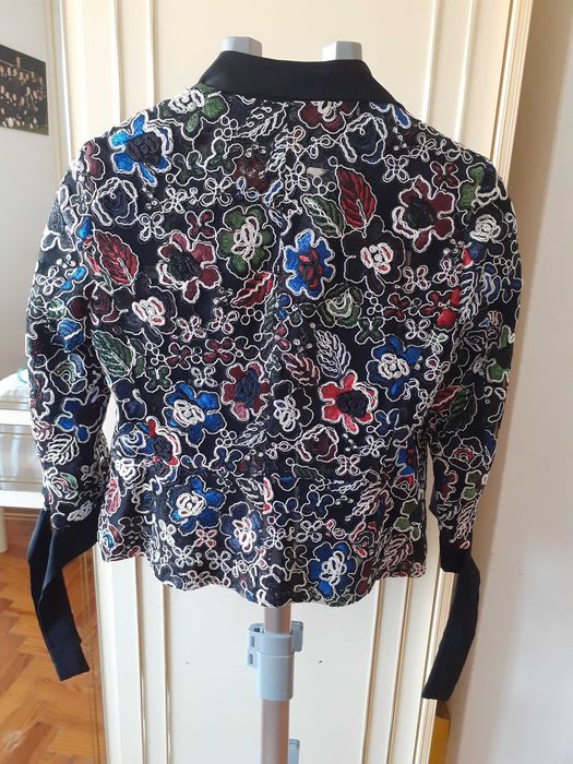 Casaco preto com bordado da Zara