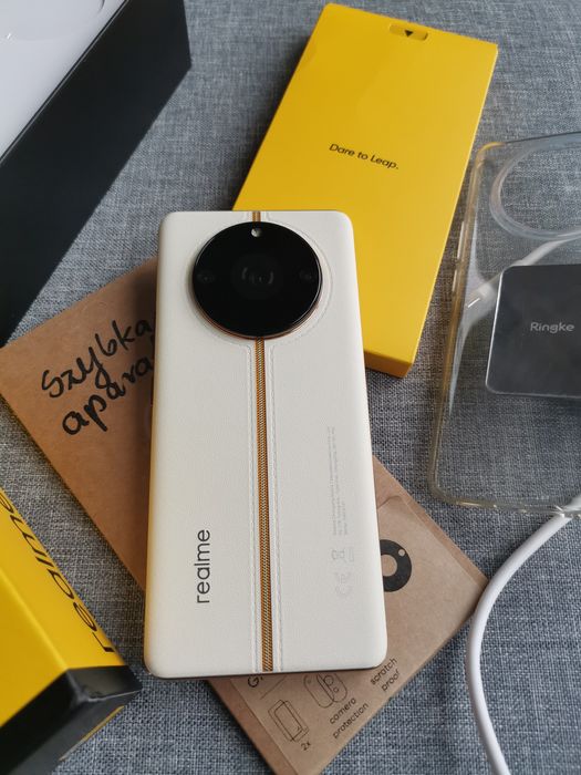 Telefon komórkowy z akcesoriami