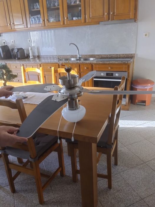 Candeeiro com ventoinha