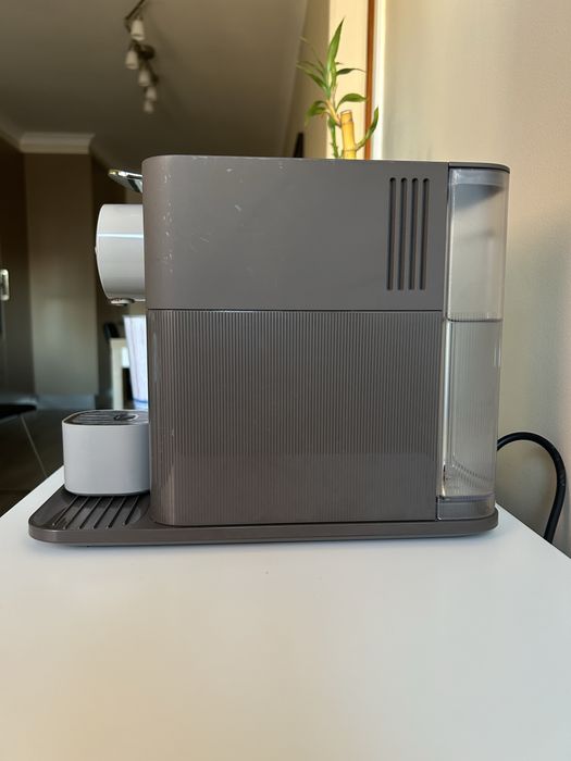 Nespresso De'Longhi Lattissima One Evo - Muito Bom Estado