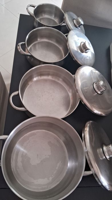 Vendo conjunto de 4 panelas em inox, com fundo triplo em ótimo estado. Serve somente para fogão a gás!
