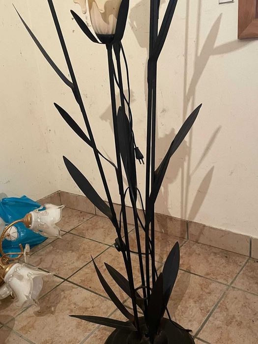 Candeeiro de pé com flores