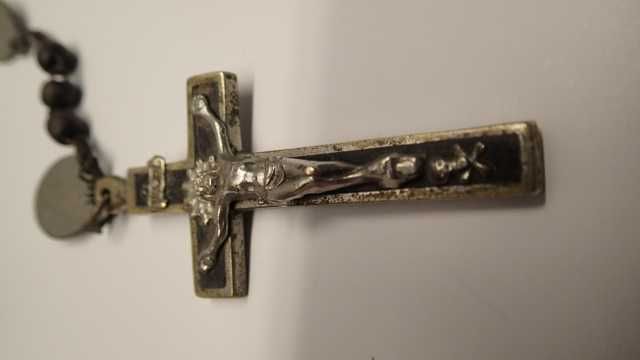 Terço antigo em metal e madeira