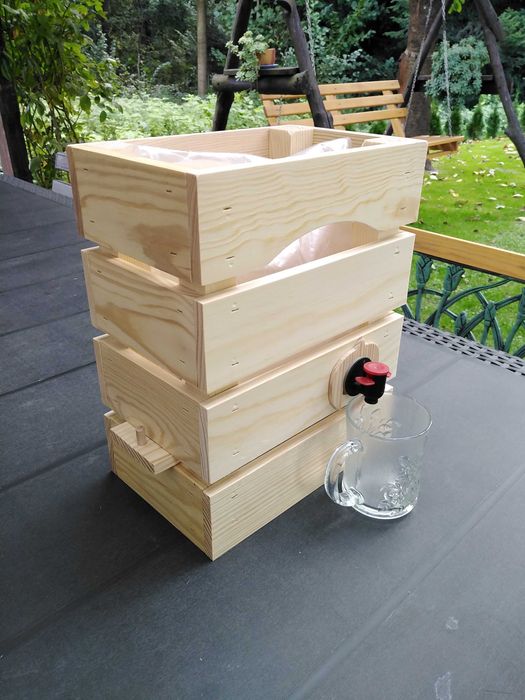 Skrzynka pojemnik stojak drewniany na soki w workach bag in box 3/5 L.