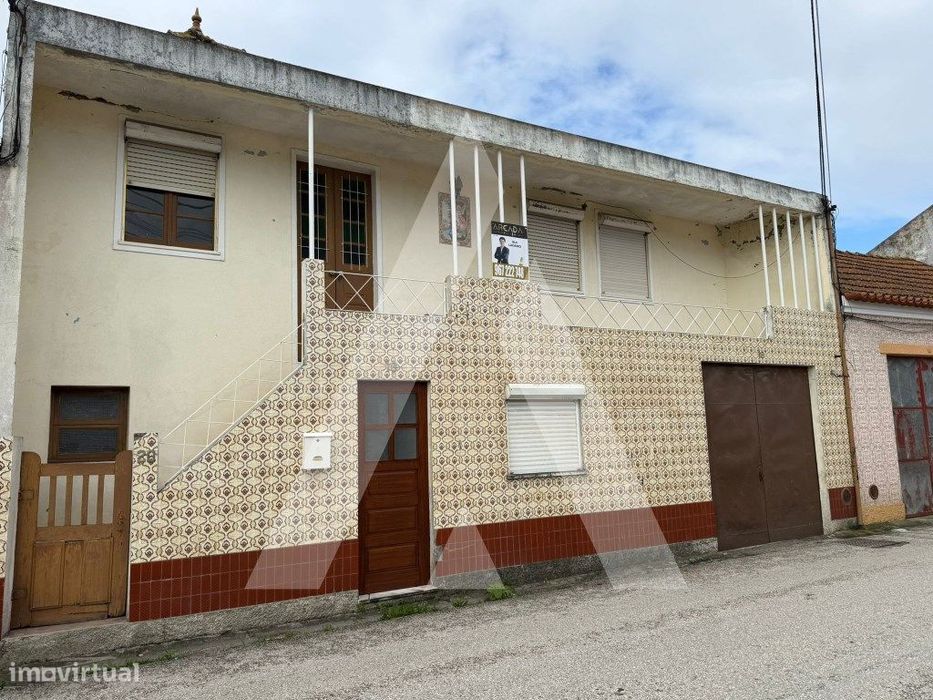 Moradia T4+1 com Traça Tradicional, Pátios e Terreno - Bonsucesso, ...