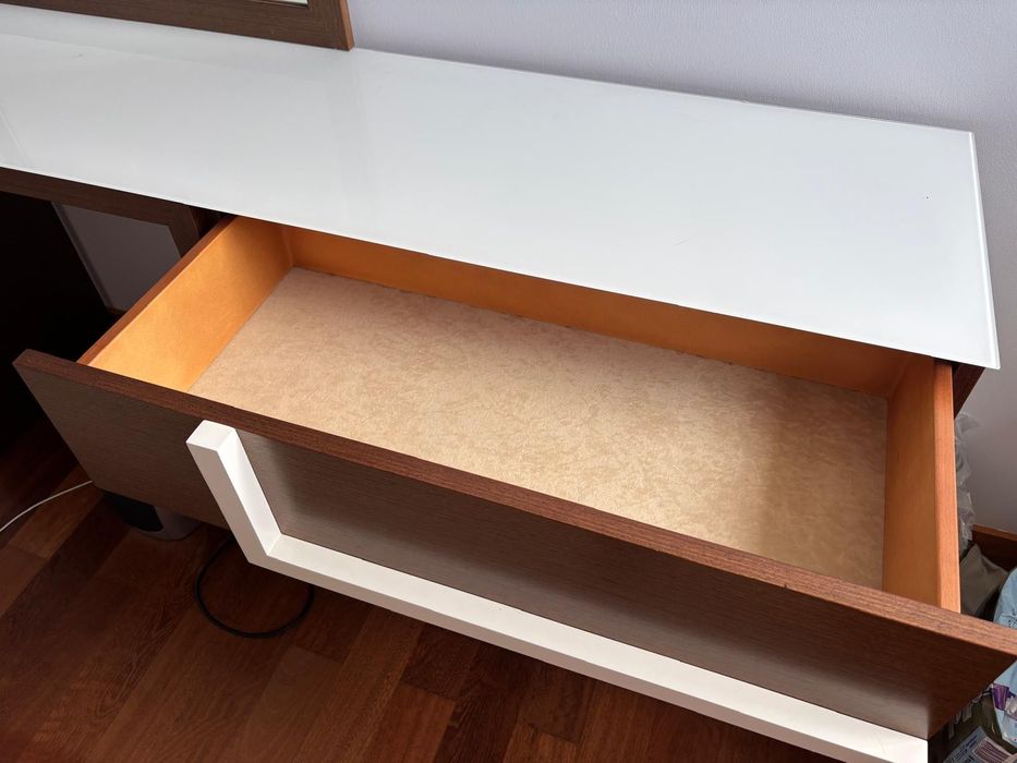 Cómoda de quarto com espelho