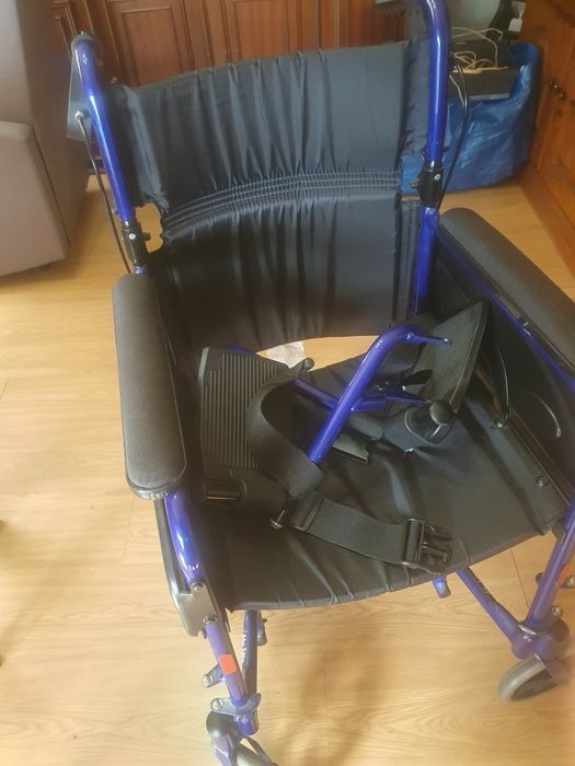 Cadeira de rodas ( ofereço almofada anti escaras para cóccix e orelha