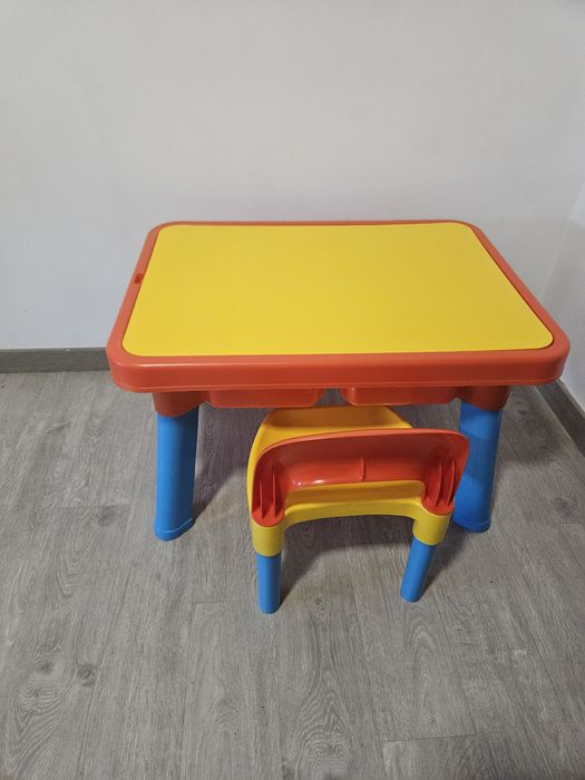 Mesa infantil com cadeira