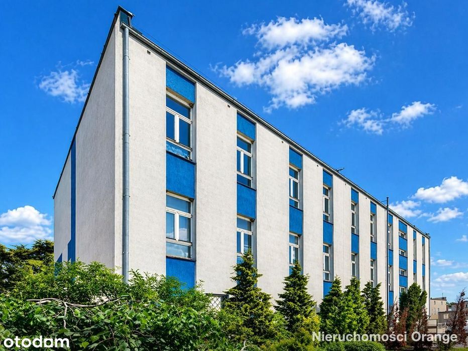 Biurowiec przy głównej ulicy miejscowości