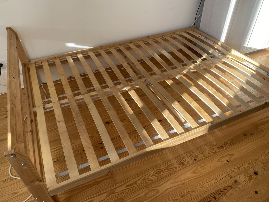 Estrutura de cama em pinho IKEA