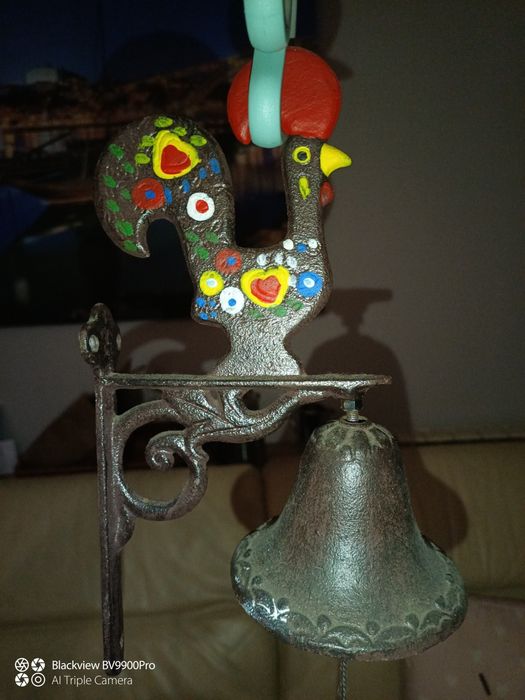 Vejam este magnífico sino pequeno mas belo com este galo de Barcelos
