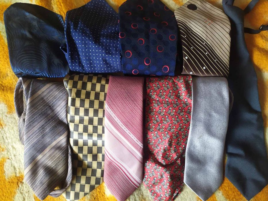 Галстуки разные.