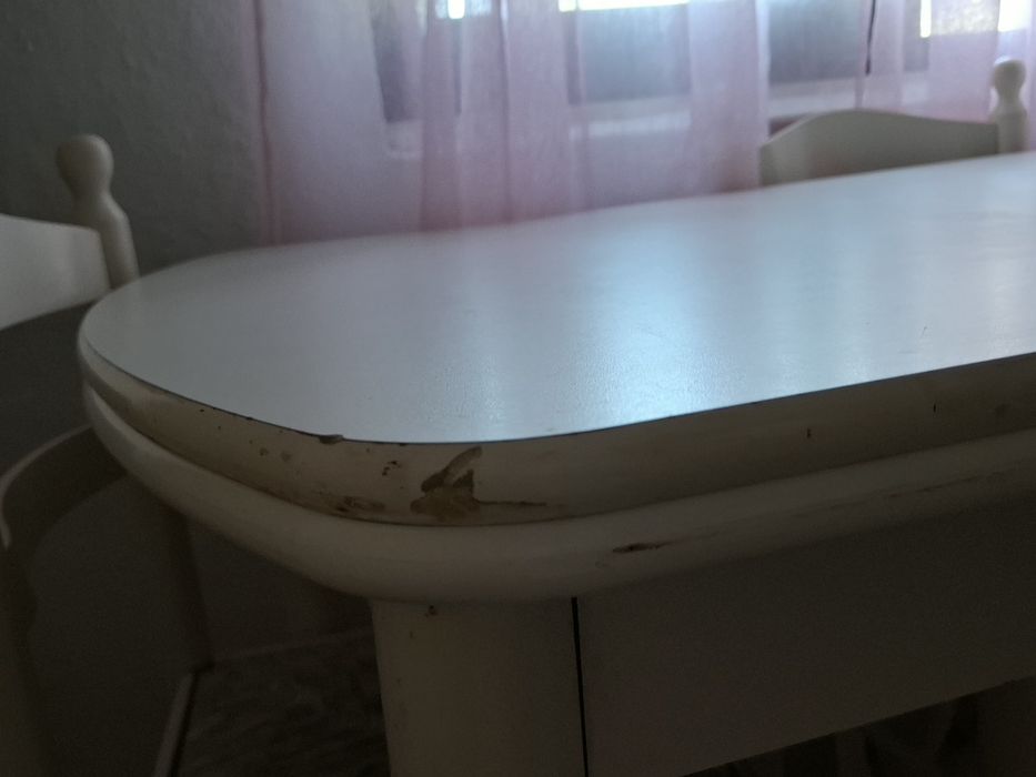 Mesa cozinha extensivel com 3 cadeiras. Em bom estado geral