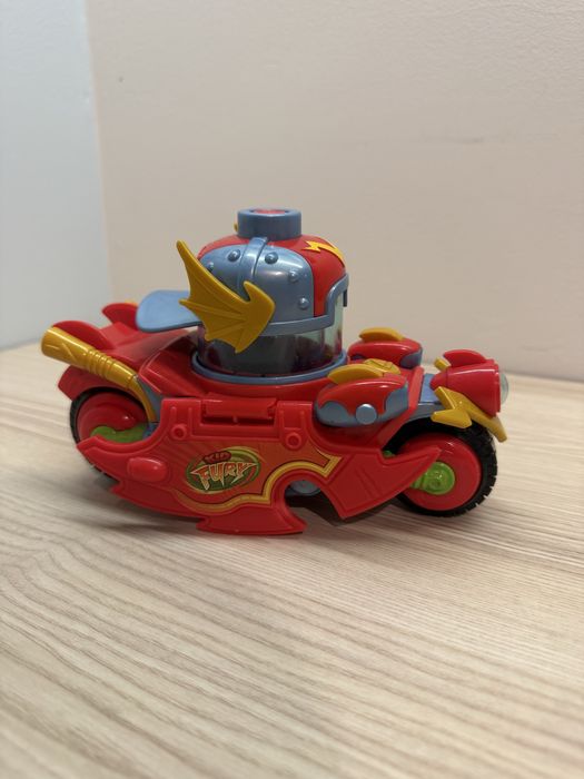 Pojazdy Supetrhings Speed Fury i Kazoom Racer
