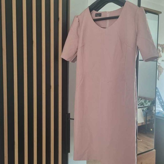 Pięknie skrojona sukienka, Dartex