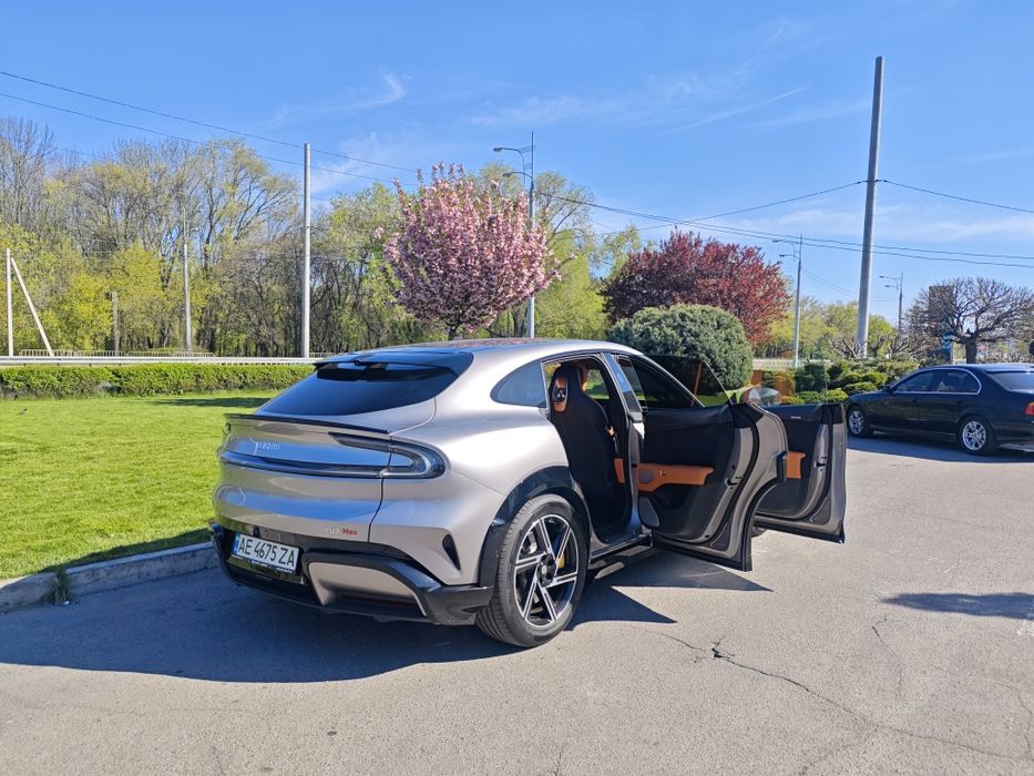 Авто Xiaomi YU7 2025