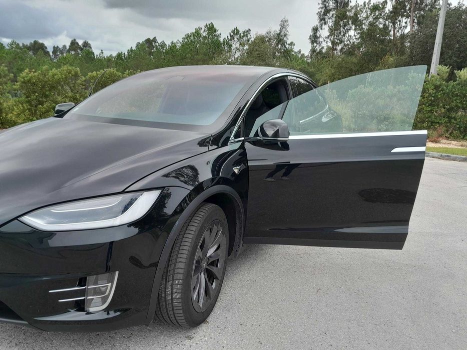 Tesla Model X - 386 CV de pura eletricidade e estilo