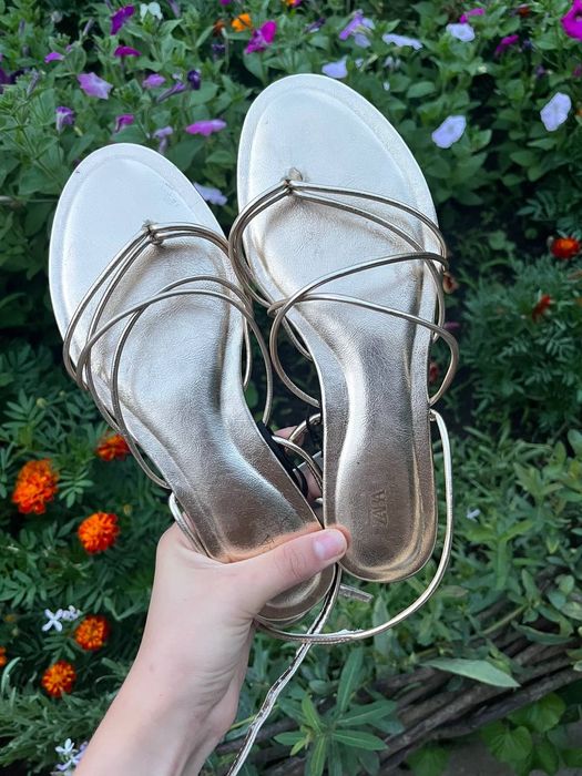 Шльопанці на плоскій підошві.