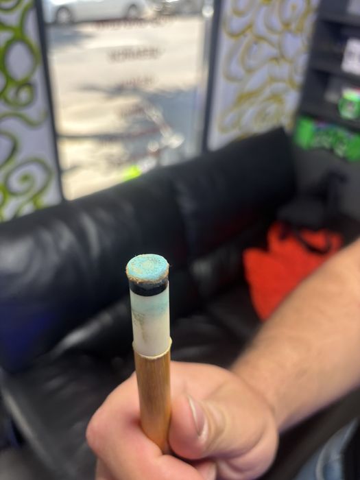 Приклейка, встановлення наклейки на більярдний кий