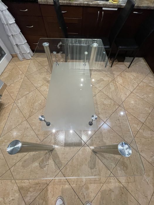 Szklany stol do kuchni