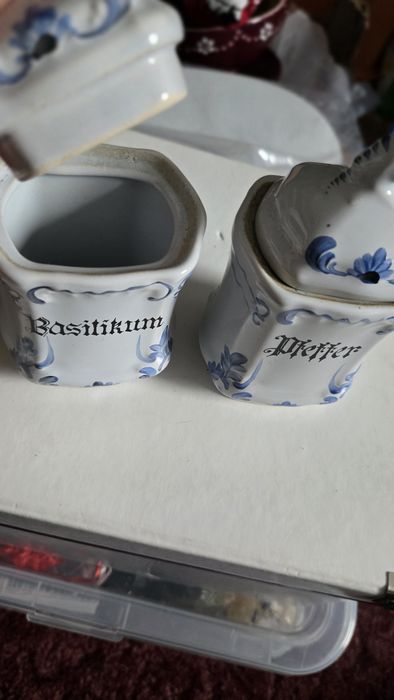 Pojemniki vintage na przyprawy.