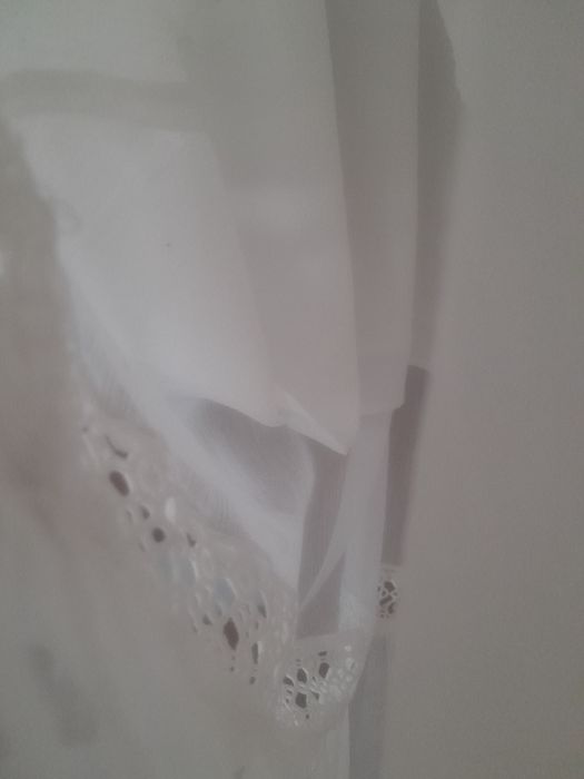 Śliczna biała koronkowa sukienka.