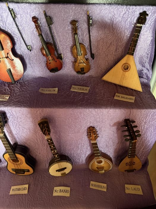 Vitrine com 45 miniaturas de instrumentos musicais