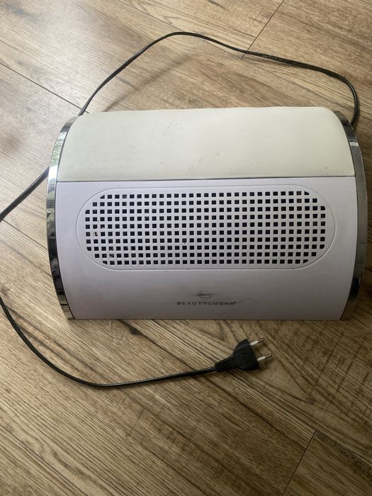 Pochłaniacz pyłu do manicure hybrydowego