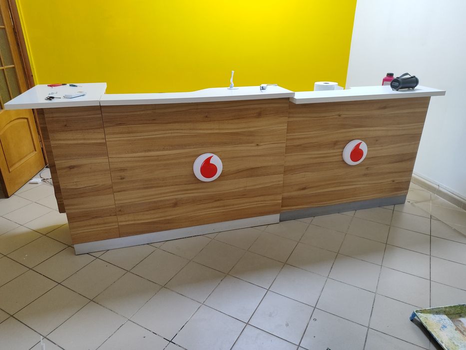 Розпродаж вітрин з моб. салону