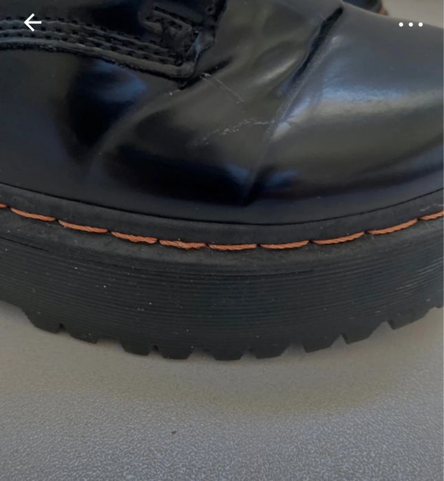 Botins pretos com atacadores e tacão alto
