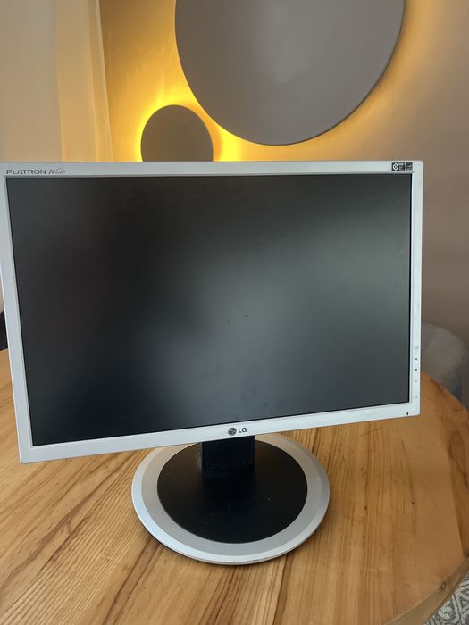 Продаю два монітори LG та ASUS