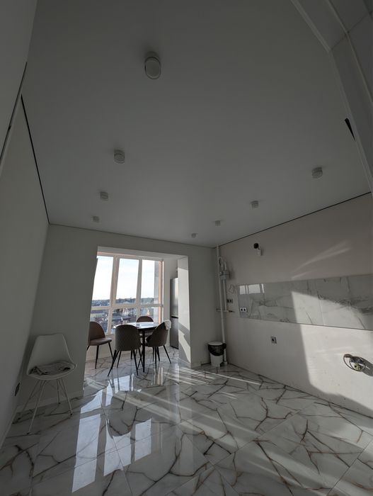 Натяжні стелі, монтаж під ключ, приховані карнизи світлові лінії