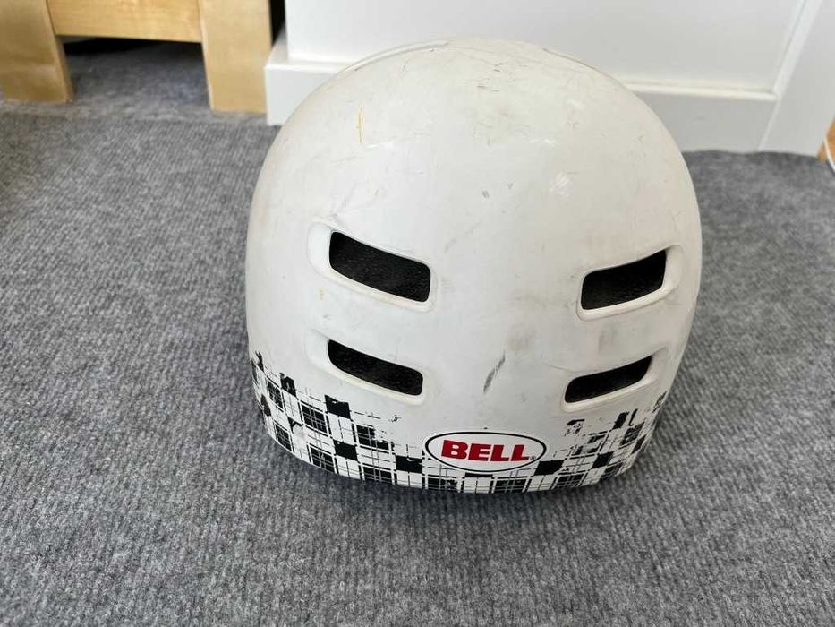 biały kask firmy Bell
