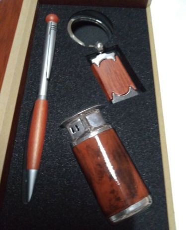 Подарочный набор : Зажигалка, Ручка, Брелок.