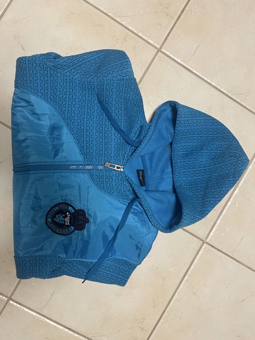 Ciepła błękitna bluza chłopieca