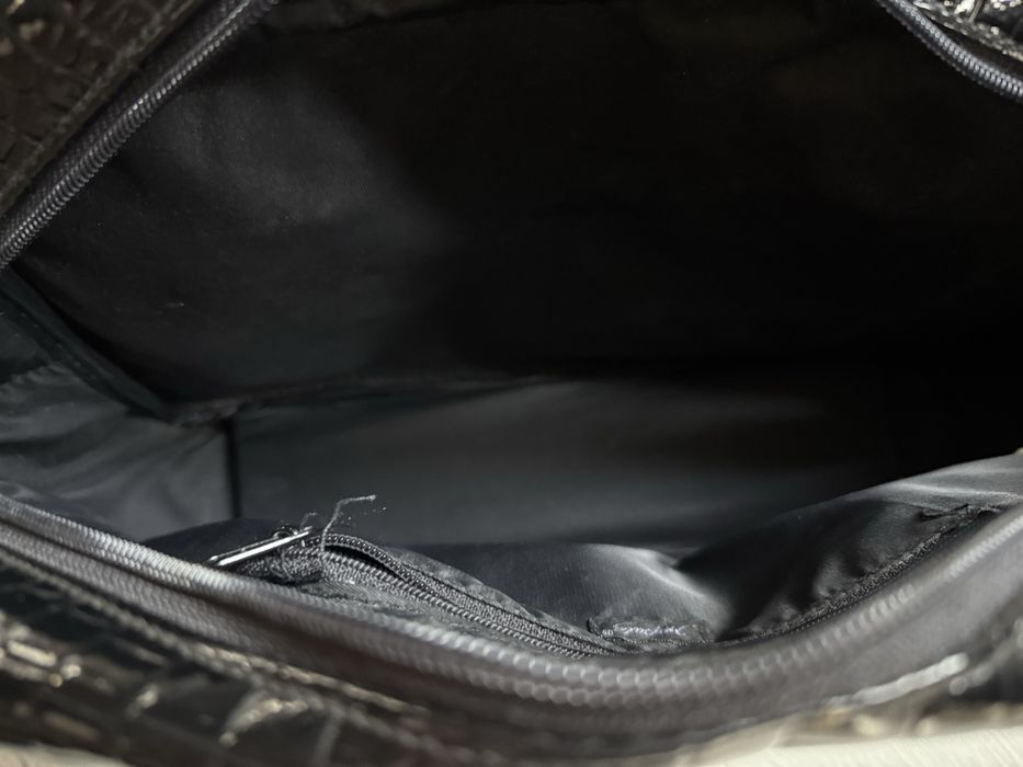 Czarna lakierowana torebka