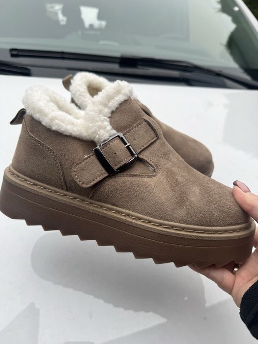 Коротенькі натуральні уггі