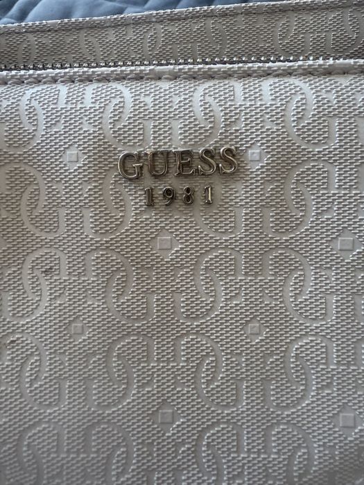 Kremowa torebka Guess