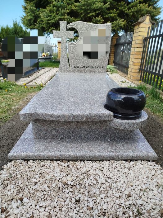 Kładzenie kostki wokół pomnika